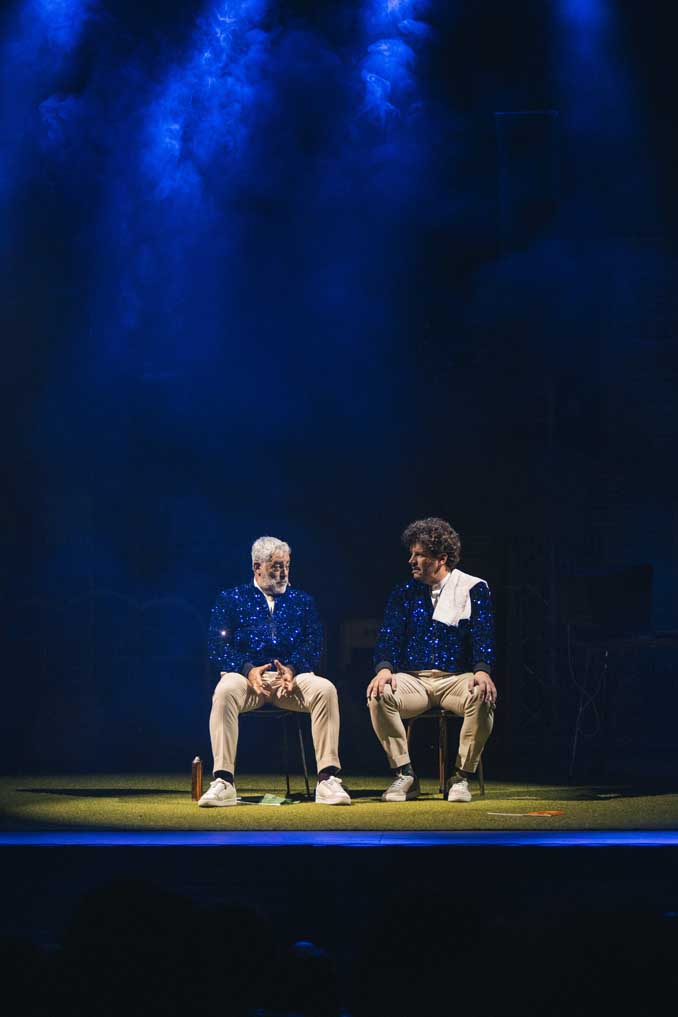 Carlos Blanco e Xosé A. Touriñán sentados durante un sketch de Somos Criminais 3